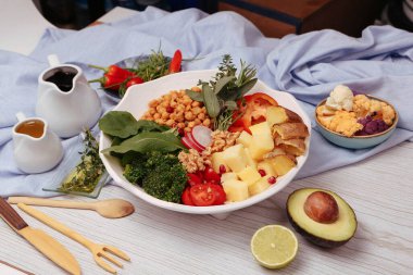 Taze salata tabağı ile karışık yeşillik