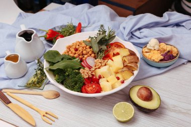 Taze salata tabağı ile karışık yeşillik