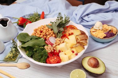 Taze salata tabağı ile karışık yeşillik