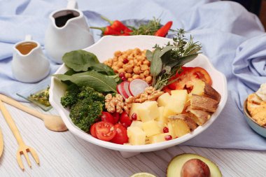 Taze salata tabağı ile karışık yeşillik