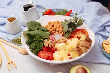 Taze salata tabağı ile karışık yeşillik