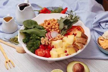 Taze salata tabağı ile karışık yeşillik