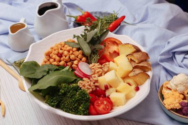 Taze salata tabağı ile karışık yeşillik