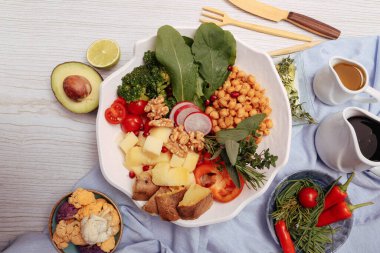 Taze salata tabağı ile karışık yeşillik