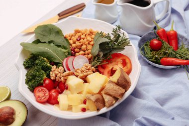 Taze salata tabağı ile karışık yeşillik