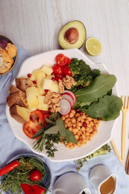 Taze salata tabağı ile karışık yeşillik