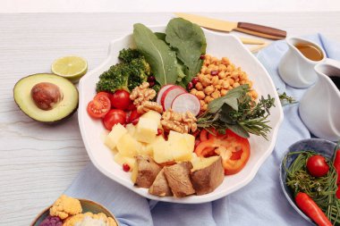 Taze salata tabağı ile karışık yeşillik