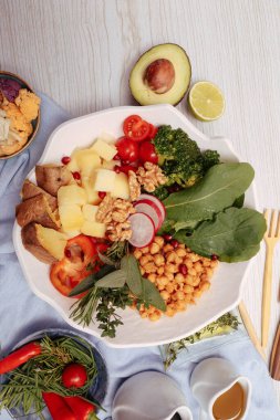 Taze salata tabağı ile karışık yeşillik