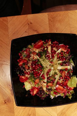 Taze salata tabağı ile karışık yeşillik