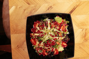 Taze salata tabağı ile karışık yeşillik