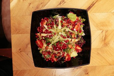 Taze salata tabağı ile karışık yeşillik