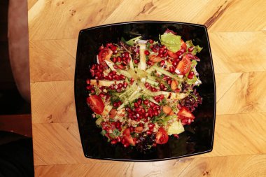 Taze salata tabağı ile karışık yeşillik