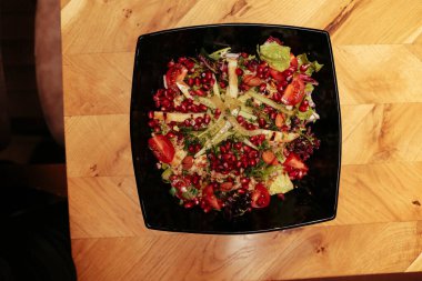 Taze salata tabağı ile karışık yeşillik