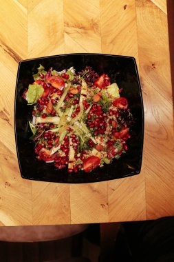 Taze salata tabağı ile karışık yeşillik