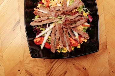 Taze salata tabağı ile karışık yeşillik