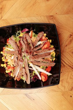 Taze salata tabağı ile karışık yeşillik