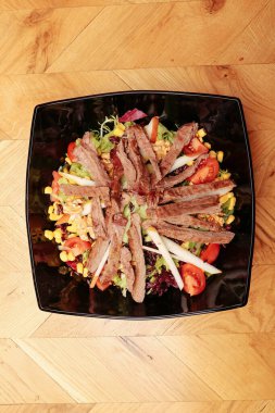 Taze salata tabağı ile karışık yeşillik