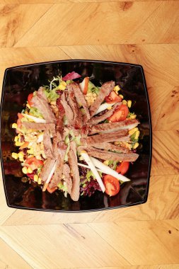 Taze salata tabağı ile karışık yeşillik