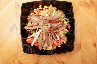 Taze salata tabağı ile karışık yeşillik