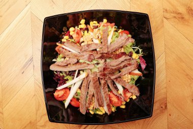 Taze salata tabağı ile karışık yeşillik