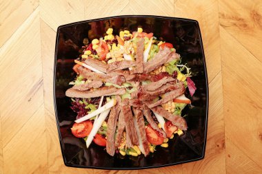 Taze salata tabağı ile karışık yeşillik