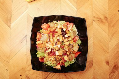 Taze salata tabağı ile karışık yeşillik