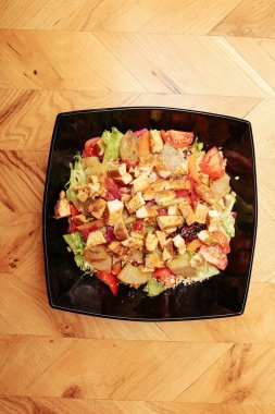 Taze salata tabağı ile karışık yeşillik