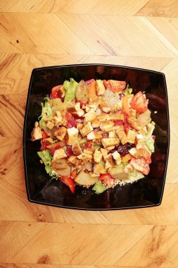 Taze salata tabağı ile karışık yeşillik