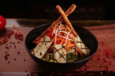 Taze salata tabağı ile karışık yeşillik