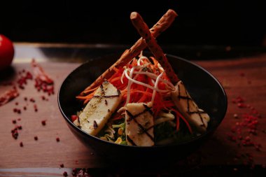 Taze salata tabağı ile karışık yeşillik