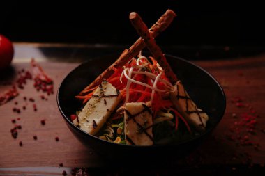 Taze salata tabağı ile karışık yeşillik