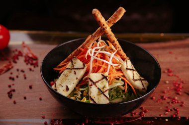 Taze salata tabağı ile karışık yeşillik