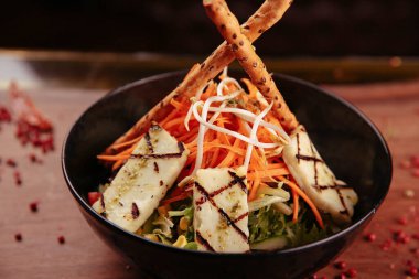 Taze salata tabağı ile karışık yeşillik