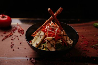 Taze salata tabağı ile karışık yeşillik