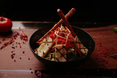 Taze salata tabağı ile karışık yeşillik