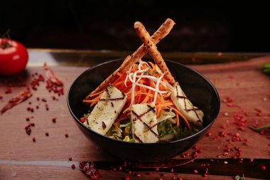 Taze salata tabağı ile karışık yeşillik