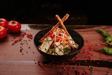 Taze salata tabağı ile karışık yeşillik