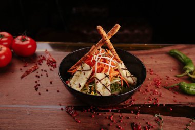 Taze salata tabağı ile karışık yeşillik