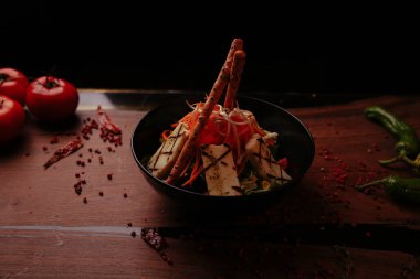 Taze salata tabağı ile karışık yeşillik