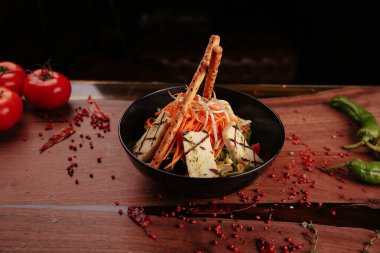 Taze salata tabağı ile karışık yeşillik