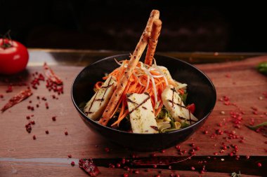 Taze salata tabağı ile karışık yeşillik