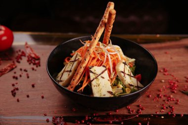 Taze salata tabağı ile karışık yeşillik