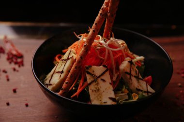 Taze salata tabağı ile karışık yeşillik