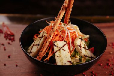 Taze salata tabağı ile karışık yeşillik