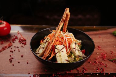 Taze salata tabağı ile karışık yeşillik