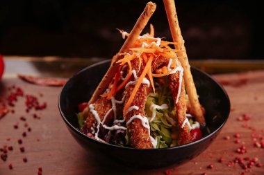 Taze salata tabağı ile karışık yeşillik