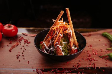 Taze salata tabağı ile karışık yeşillik