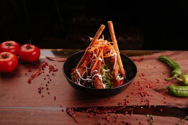 Taze salata tabağı ile karışık yeşillik