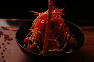 Taze salata tabağı ile karışık yeşillik