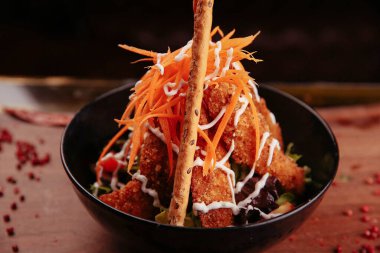 Taze salata tabağı ile karışık yeşillik